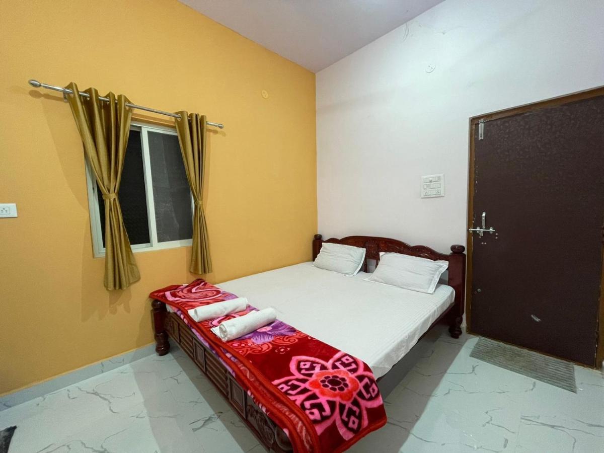 Veeru Homestay Хоспет Екстериор снимка